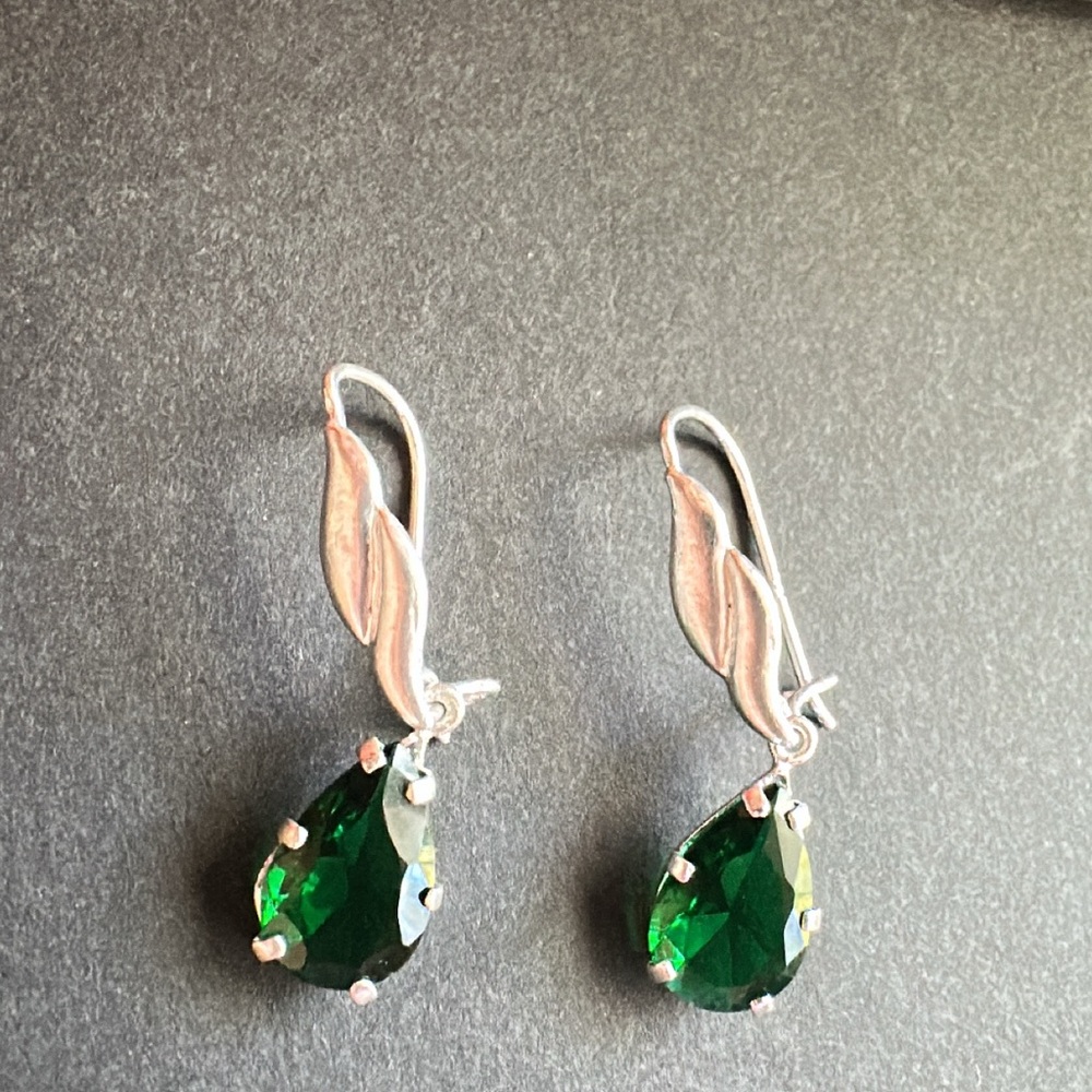 Elegant Green Silver Teardrop Earrings - Picture 4 of 4